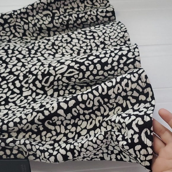 Guess Mini Skirt NWT very pretty style LEOPARD JACQUARD SKIRT SIZE 12 - Picture 9 of 10
